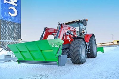 SAMi-hiekoitin ja Massey Ferguson traktori talvisella kadulla.