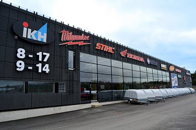 Turun toimipiste Ohikulkutien puolelta kuvattuna. Peräkärryjä pihalla. 