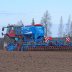 Lemken Compact Solitair -kylvökone työskentelemässä pellolla
