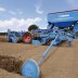 Lemken Compact Solitair -kylvökoneen merkkausvannas lähikuvassa, kone työskentelemässä pellolla 