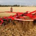 Työskentelemässä Horsch Terrano 3 FX -kultivaattori pellolla maanmuokkaustöissä