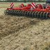 Pellolla maanmuokkaustöissä Horsch Terrano 4 MT -kultivaattori