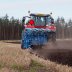 Pellolla Massey Fergusonin perässä tuleva Lemken Juwel -nostolaitepaluuaura