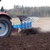 Lemken Juwel -nostolaitepaluuaura työskentelemässä pellolla Massey Ferguson -traktorin perässä