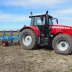 Lemken Juwel -nostolaitepaluuaura pellolla Massey Ferguson -traktorin perässä