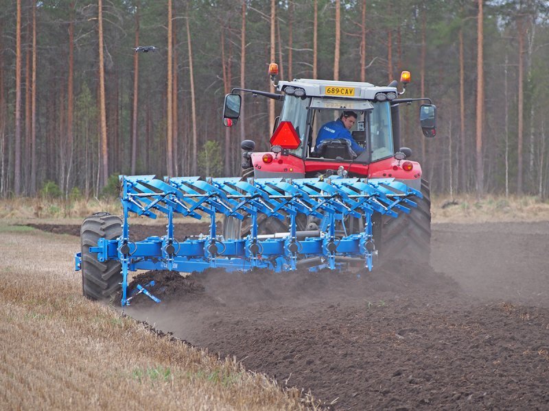 Lemken Diamant -paluuaura työskentelemässä pellolla