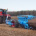 Pellolla kynnön parissa työskentelevä Lemken Diamant -paluuaura sekä Massey Ferguson -traktori