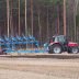 Pellolla työskentelemässä Lemken Diamant -paluuaura sekä Massey Ferguson -traktori