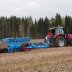Pellolla työskentelemässä Lemken Diamant -paluuaura sekä Massey Ferguson -traktori