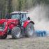 Lemken Heliodor 9 -lautasmuokkain työskentelemässä pellolla Massey Ferguson -traktorin perässä