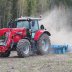 Lemken Heliodor 9 -lautasmuokkain työskentelemässä pellolla Massey Ferguson -traktorin perässä
