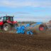 Massey Ferguson -traktorin vetämä Lemken Rubin 10 -lautasmuokkain työskentelemässä pellolla