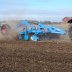 Pellolla työskentelevä Lemken Rubin 10 -lautasmuokkain