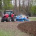 Massey Ferguson -traktorin perässä työskentelevä Lemken Rubin 10 -lautasmuokkain