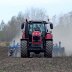 Lemken Rubin 10 -lautasmuokkain edestä päin kuvattuna Massey Ferguson -traktorin perässä 