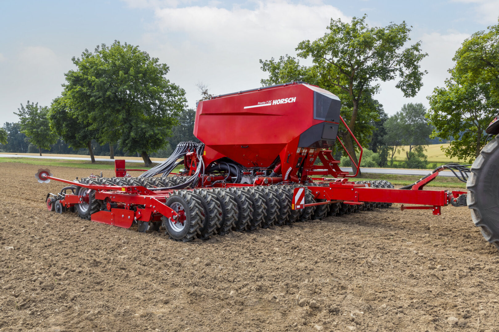 Horsch Pronto 7 DC kylvökoneella ajetaan pellolla.