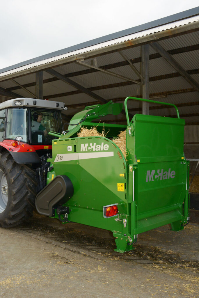 McHale C430 paalisilppuri MF-traktorin nostolaitteessa.