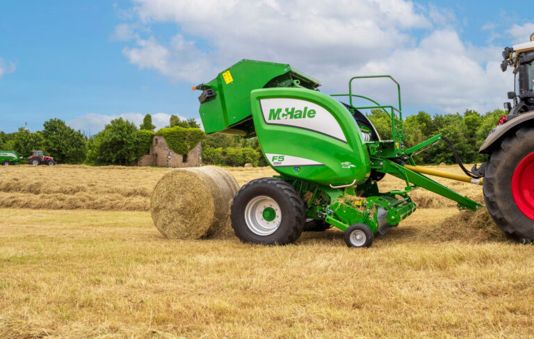 McHale F5-550 on käärinyt pyöröpaalin.