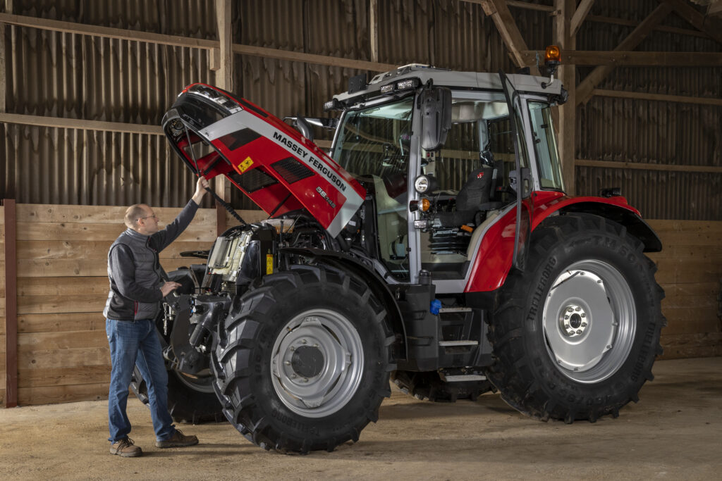 Massey Ferguson 5S -traktori huollossa.