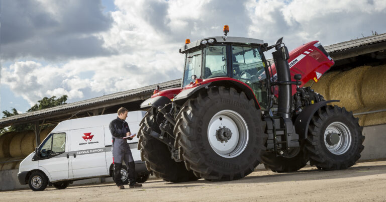 Massey Ferguson 6S -traktori huollossa.