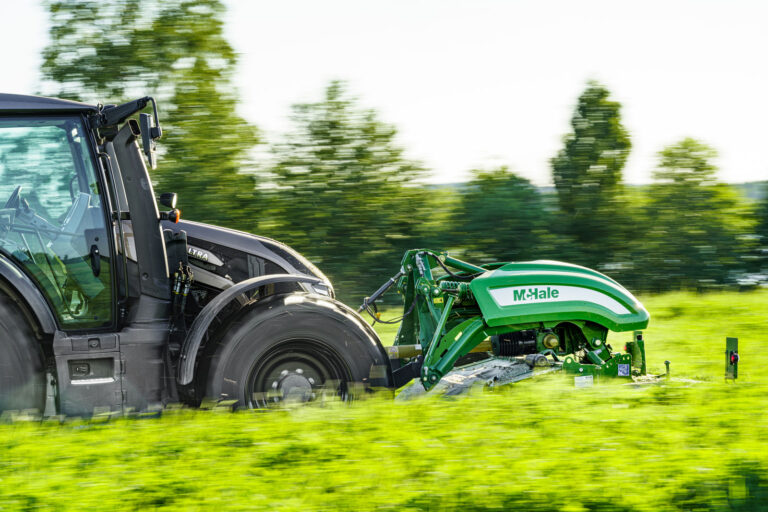 McHale ProGlide 3100 niittotöissä traktorin edessä.