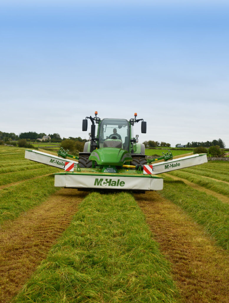 McHale B9000 perhosniittomurskain ja F3100 etuniittomurskain.