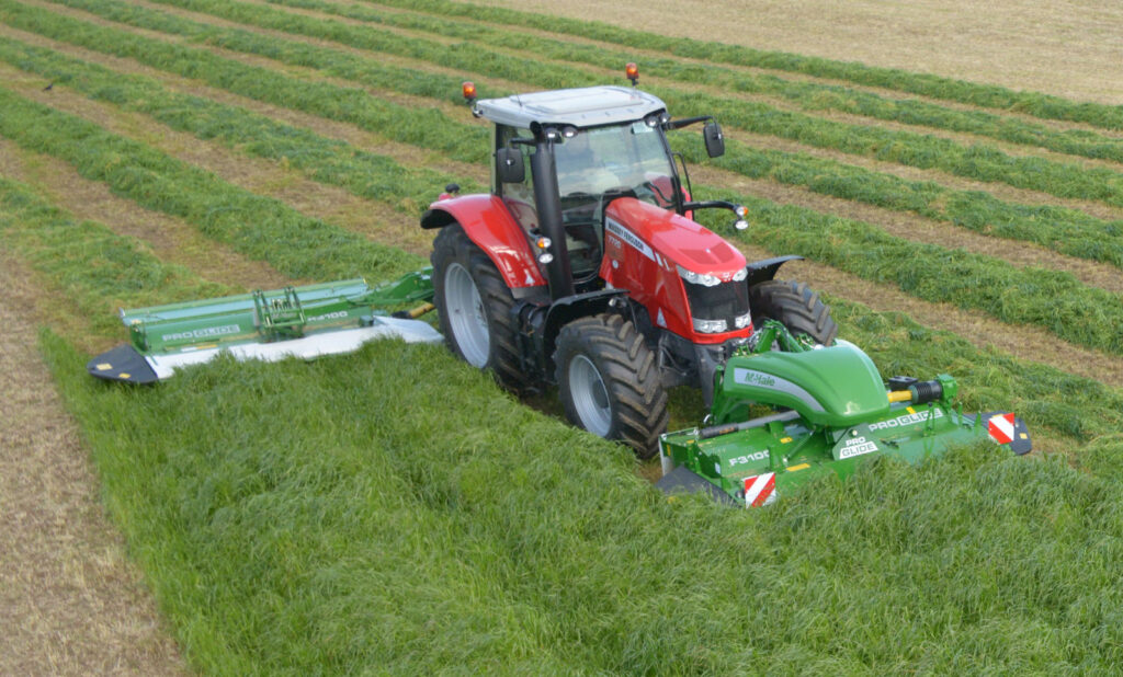 McHale ProGlide etuniittomurskain ja takaniittomurskain rehunteossa. Traktorina Massey Ferguson.