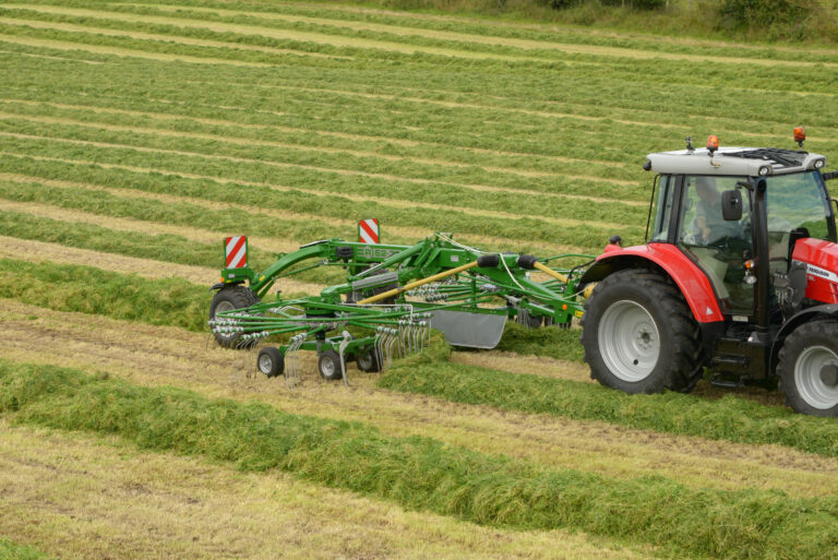 McHale R62-72 karhotin ja siistit karhot pellolla.