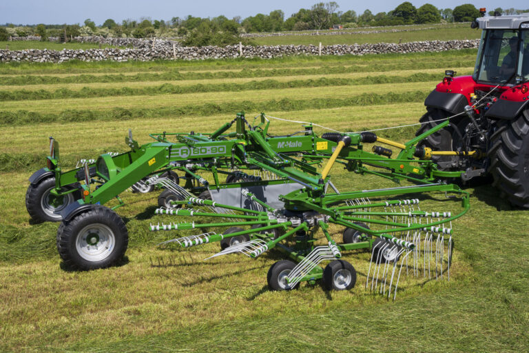 McHale R80-90 karhotin ja Massey Ferguson traktori.