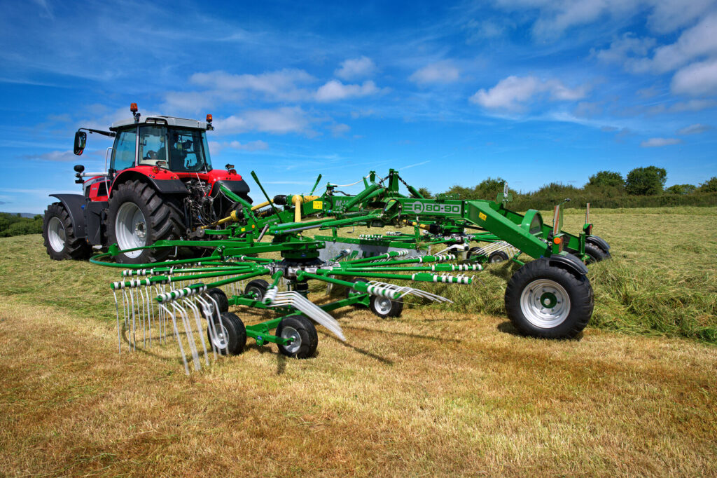 McHale R80-90 karhotin ja Massey Fergoson traktori heinätöissä.