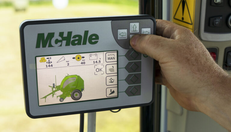 McHale i-Control ohjausyksikkö traktorin ohjaamossa.