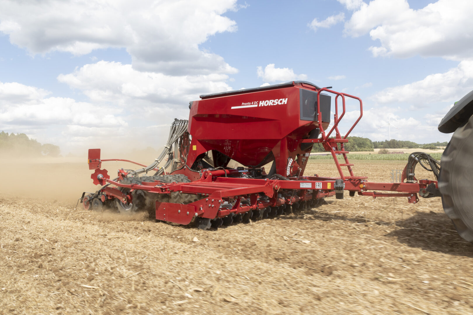 Horsch Pronto 4 Dc -kylvökoneella ajetaan sänkipellolla.