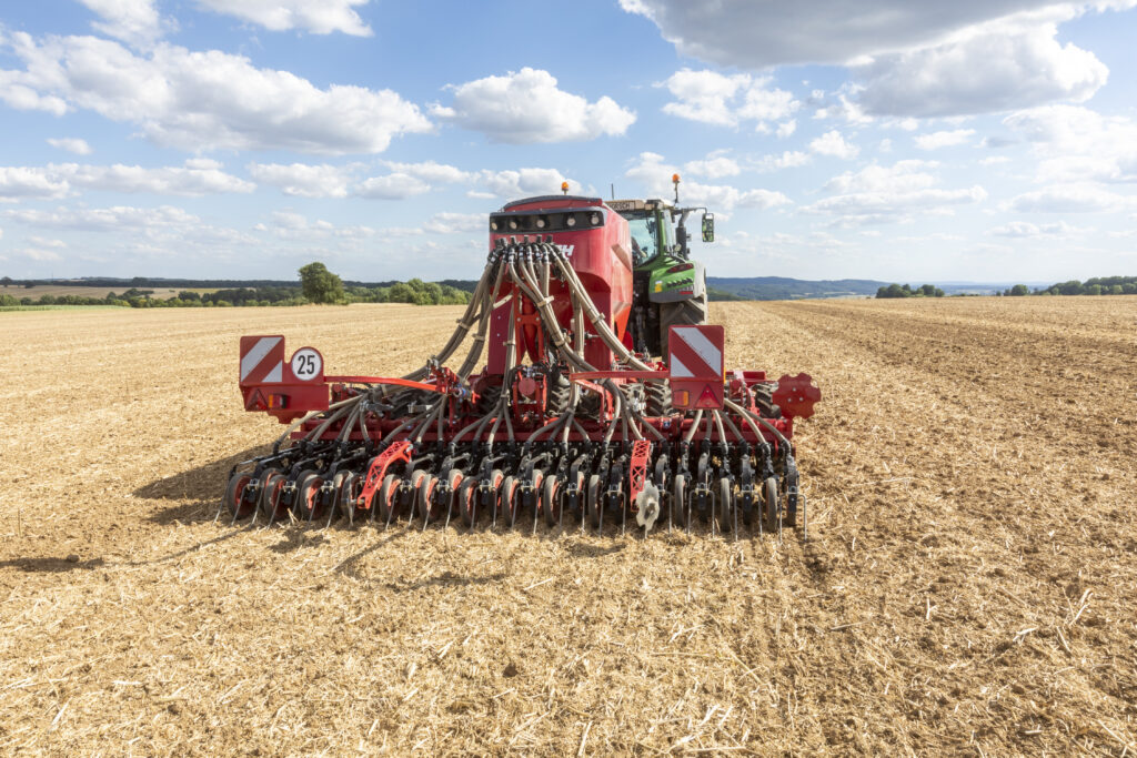 Horsch Pronto 4 DC -kylvökoneella ajetaan sänkipellolla.