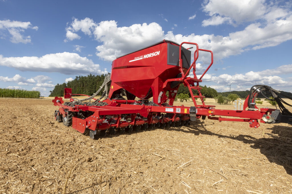 Horsch Pronto 4 DC -kylvökoneella ajetaan sänkipellolla.