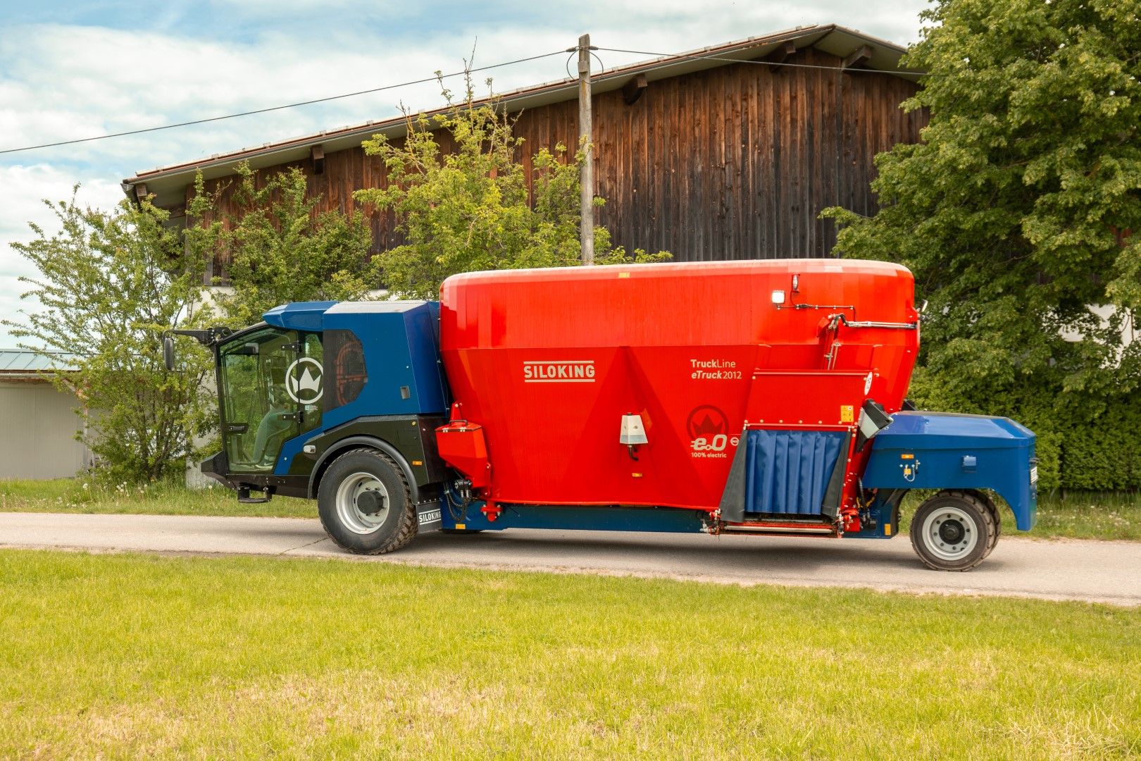 Siloking TruckLine sähkökäyttöinen apevaunu ajaa tiellä.