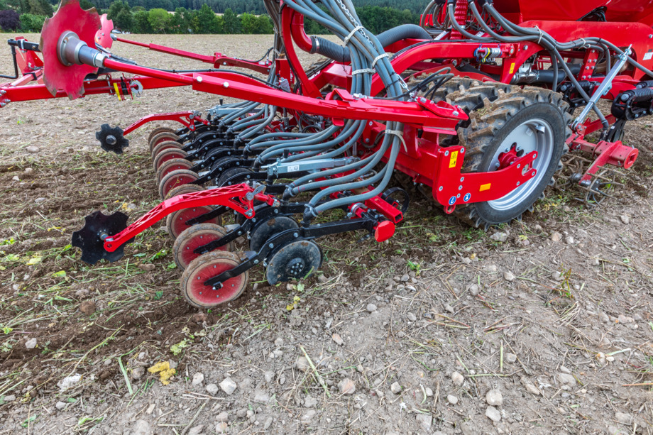 Pellolla työskentelemässä Horsch Focus 3 TD -kylvökone TurboDisc-kylvövantaalla, riviväli 30 cm.