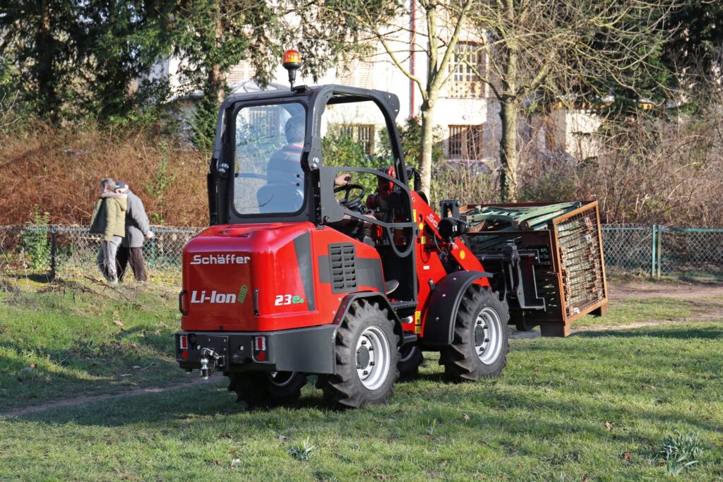 Schäffer 23 e sähköpienkuormaaja kuljettaa lavaa.