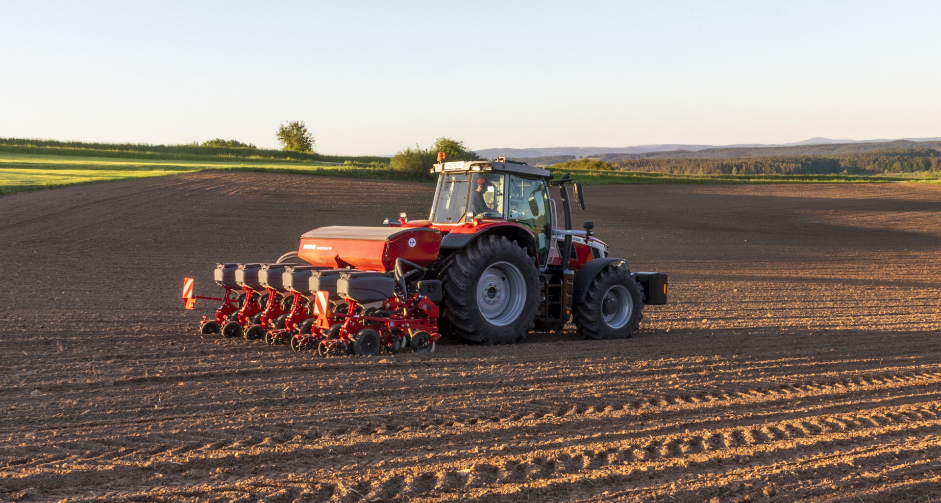 Pellolla työskentelemässä Massey Ferguson -traktori sekä Horsch Maestro TV/Tx -kylvökone.