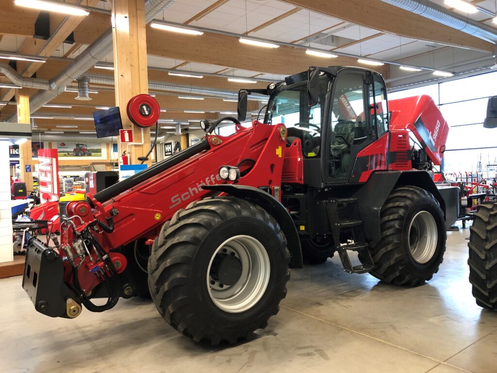 Schäffer 9660 T-3 -teleskooppikuormaaja Turun Konekeskuksen toimipisteessä Turussa.
