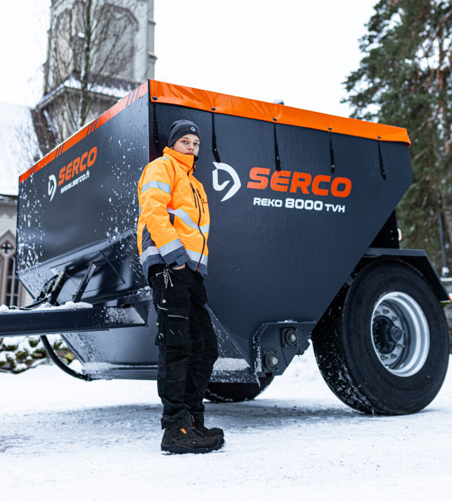 Iso Serco Reko vaunuhiekoitin, jonka vieressä on työmies.