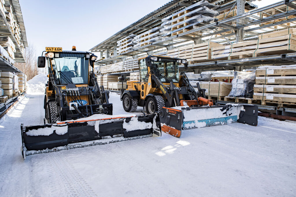 Serco Skaala lumiaurat lumitöissä varastoalueella.