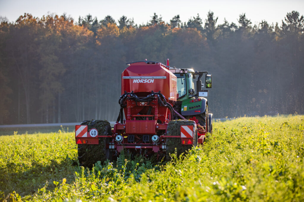 Pellolla ajamassa poispäin Horsch Avatar -kylvökone.