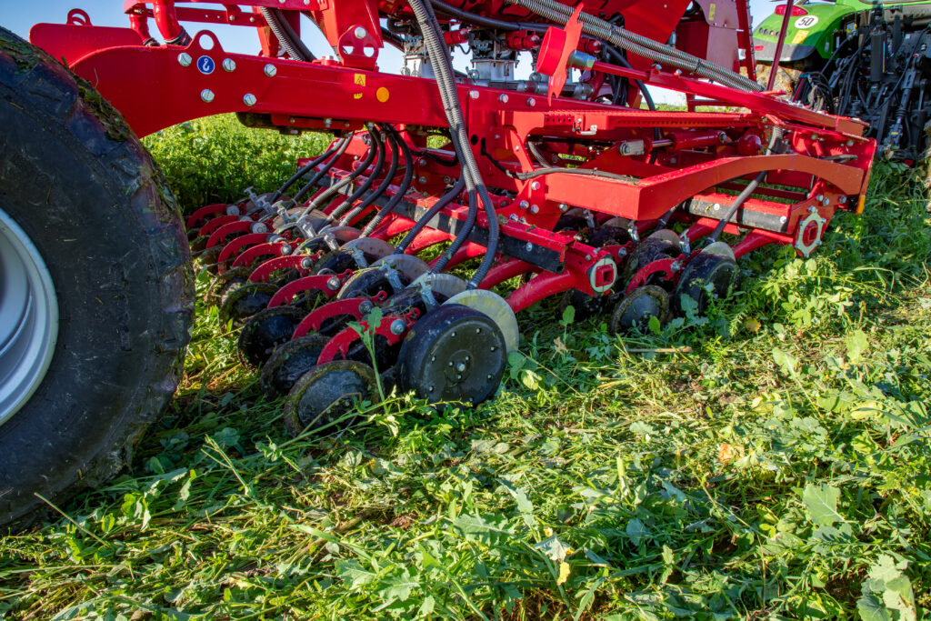Horsch Avatar -kylvökoneen vantaat lähikuvassa pellolla.
