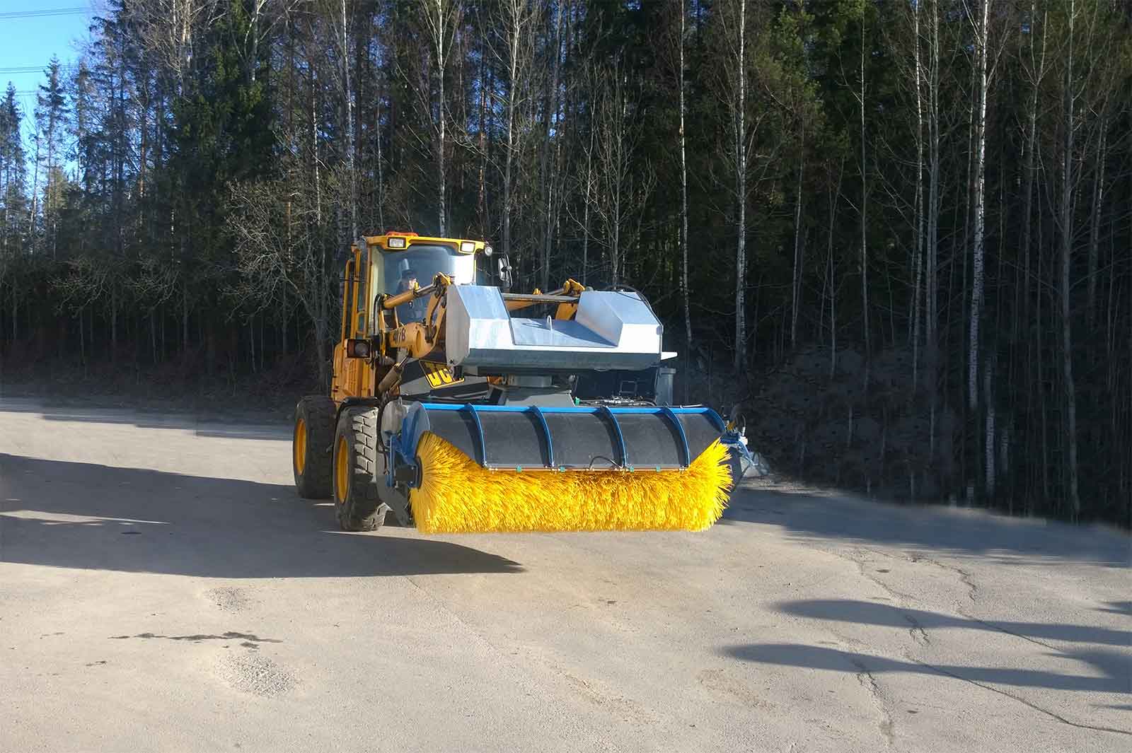 Snowek Circulus harjakone pyöräkuormaajassa siirtoajossa.