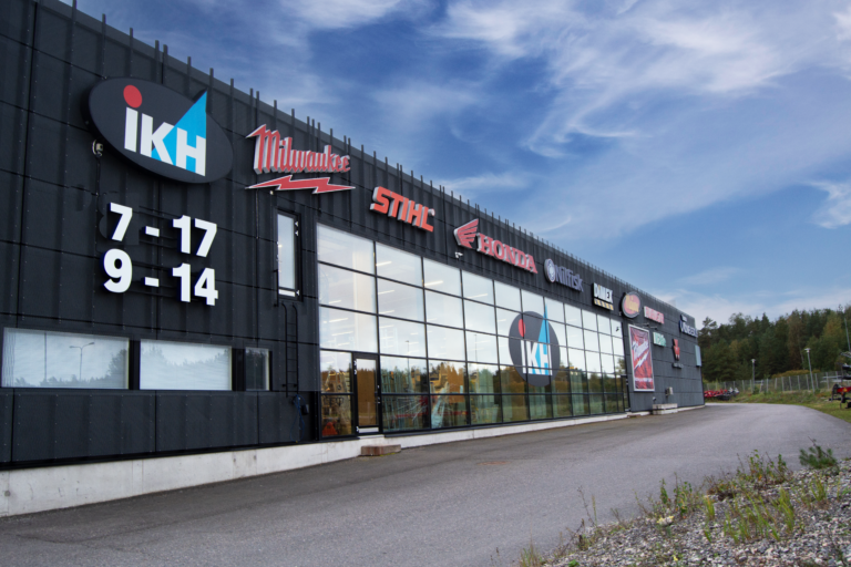 Turun Konekeskuksen Turun myymälä, josta on saatavilla laaja valikoima pienkoneita, työkaluja ja varaosia, kuten Milwaukee-akkutyökalut, Stihl-tuotteet, CFMOTO-mönkijät ja IKH:n laaja mallisto.