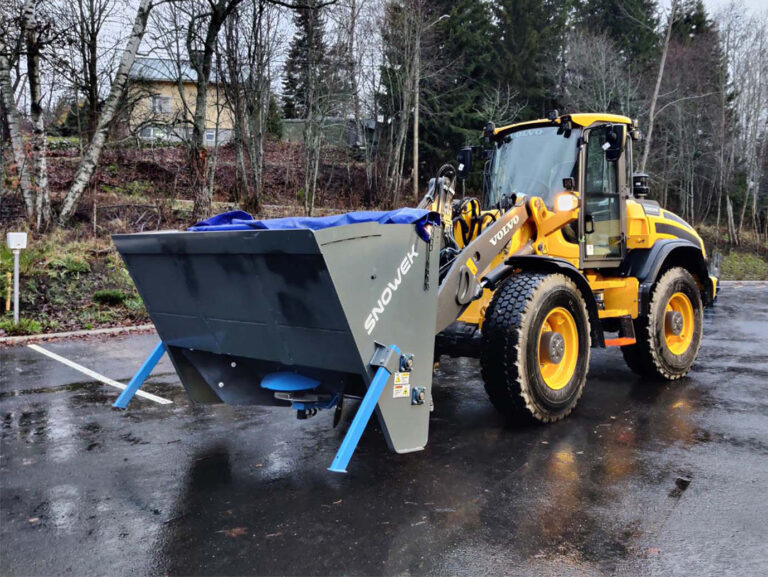 Snowek Discus lautashiekoitin pyöräkuormaajassa parkkipaikalla.