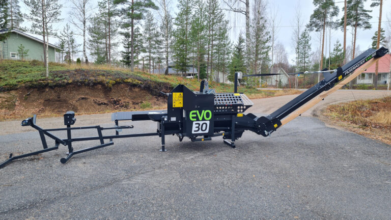 Pilkemaster Evo 30 klapikone avattuna pihalla.