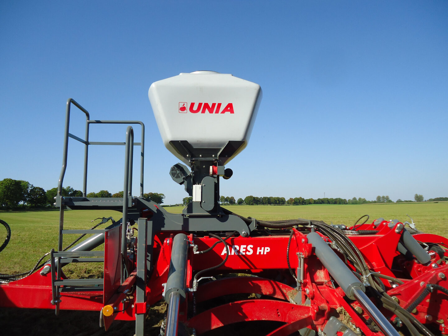 UNIA FP 550 piensiemenkylvölaite Ares-lautasmuokkaimen päällä.