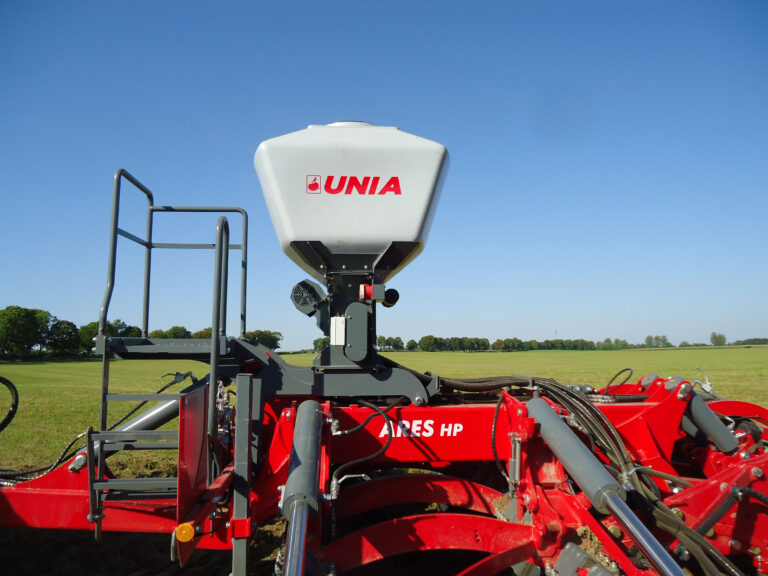 UNIA FP 550 piensiemenkylvölaite Ares-lautasmuokkaimen päällä.