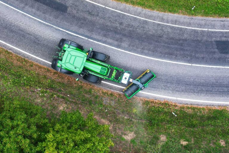 Sami-avoharjan hydraulinen kääntö ja tien vierustan harjaus.